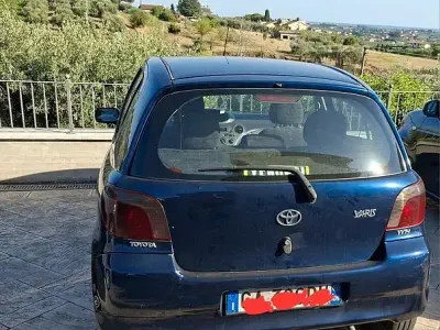 Usata Toyota Yaris 75 CV (55 kW) 2002 Bluazzurro Berlina