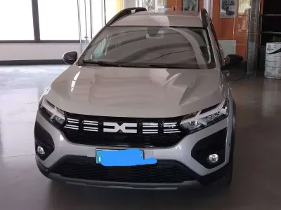 Usata Dacia Jogger Expression 101 CV (74 kW) 2023 Argento Monovolume