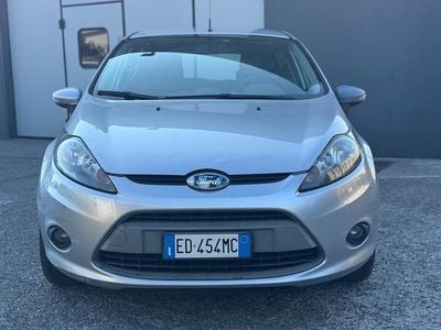 Usata Ford Fiesta Titanium 82 CV (60 kW) 2010 Argento Utilitaria