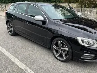 Usata Volvo V60 R-Design 136 CV (100 kW) 2015 Nero Station wagon