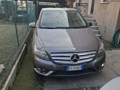 Usata Mercedes B180 Executive 109 CV (80 kW) 2013 Grigio Utilitaria