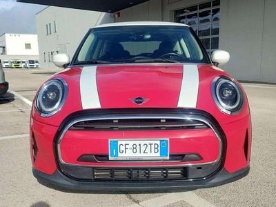 Begagnad Mini Cooper Essential 136 HK (100 kW) 2021 Röd Halvkombi