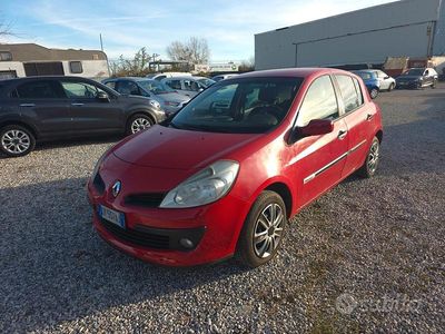 Usata Renault Clio II Luxe 74 CV (54 kW) 2009 Rosso Berlina