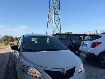Usata Lancia Ypsilon 95 CV (69 kW) 2016 Beige Utilitaria