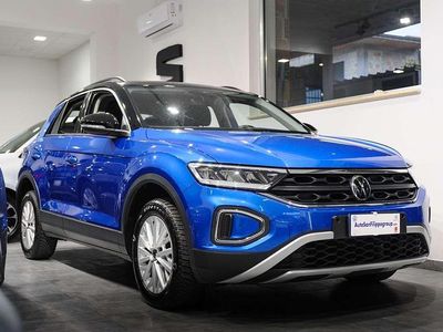 Usata VW T-Roc Life 116 CV (85 kW) 2022 Blu ravenna tetto nero SUV
