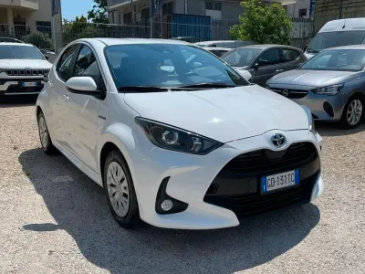 Usata Toyota Yaris Hybrid Business Edition 92 CV (67 kW) 2020 Bianco Berlina