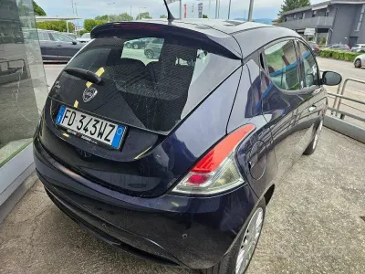 Używany Lancia Ypsilon Gold 69 KM (50 kW) 2016 Niebieski Hatchback