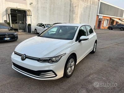 Begagnad VW Golf VIII Life 131 HK (96 kW) 2022 Vit Sedan
