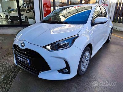 Usata Toyota Yaris Hybrid Active 92 CV (67 kW) 2022 Bianco Berlina