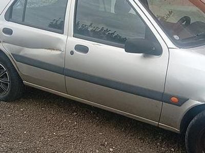Usata Ford Fiesta 49 CV (36 kW) 2001 Grigio Berlina