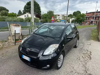 Usado Toyota Yaris Sol 100 CV (73 kW) 2010 Negro Utilitario