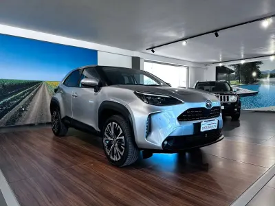 Usata Toyota Yaris Hybrid Lounge 92 CV (67 kW) 2022 Argento Station wagon