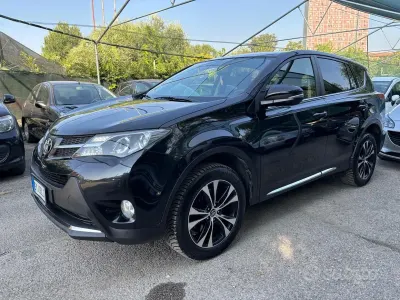 Usata Toyota RAV4 Lounge 124 CV (91 kW) 2015 Nero SUV