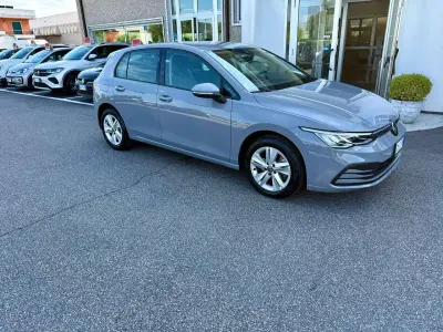 Gebraucht VW Golf VIII Life 110 PS (80 kW) 2023 Grau Limousine