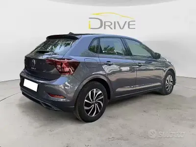 Usata VW Polo Life 95 CV (69 kW) 2023 Grigio Utilitaria