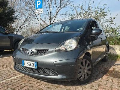 Usata Toyota Aygo 68 CV (50 kW) 2005 Grigio Utilitaria