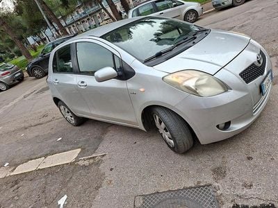Second-hand Toyota Yaris 75 CP (55 kW) 2008 Gri Hatchback