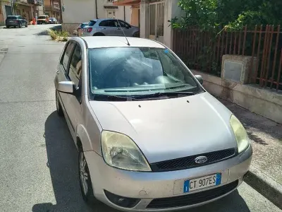 Usata Ford Fiesta 90 CV (66 kW) 2005 Grigio Utilitaria