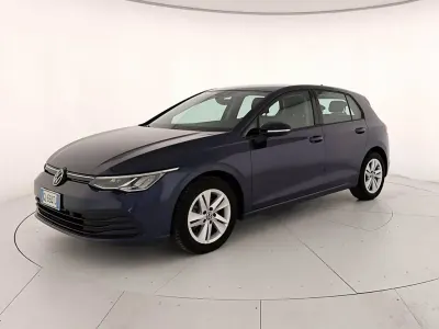 Usata VW Golf VIII Life 110 CV (80 kW) 2023 H7 atlantic blue metallizzato Berlina