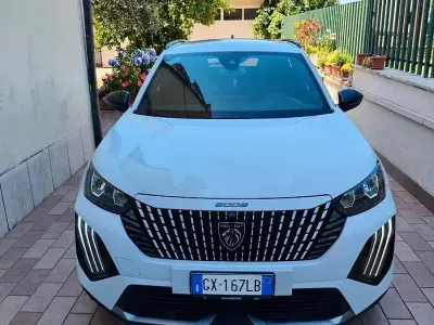 Usata Peugeot 2008 100 CV (73 kW) 2024 Bianco SUV