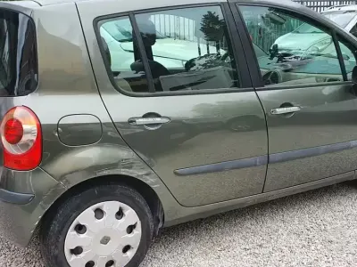 Usado Renault Modus Dynamique 85 CV (62 kW) 2005 Marrón Monovolumen