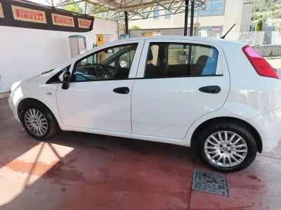 Usata Fiat Grande Punto 75 CV (55 kW) 2015 Bianco Utilitaria