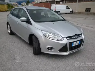 Usado Ford Focus 115 HP (84 kW) 2011 Cinzento Sedan