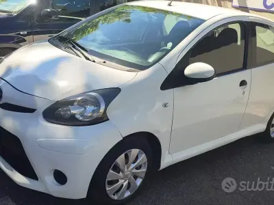 Usata Toyota Aygo 68 CV (50 kW) 2013 Bianco Utilitaria