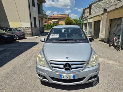 Usata Mercedes B180 109 CV (80 kW) 2011 Grigio Utilitaria