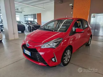 Brugt Toyota Yaris Hybrid Active 73 HK (53 kW) 2017 Rød Sedan