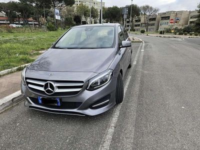 Usata Mercedes B180 109 CV (80 kW) 2017 Grigio Monovolume