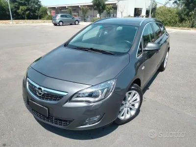Usata Opel Astra Cosmo 160 CV (117 kW) 2010 Grigio Station wagon
