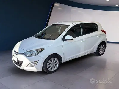 Usata Hyundai i20 Comfort 90 CV (66 kW) 2014 Bianco Utilitaria