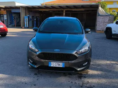 Usata Ford Focus Business Edition 120 CV (88 kW) 2016 Grigio Station wagon