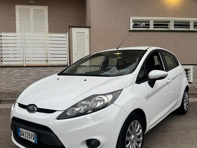 Usata Ford Fiesta 96 CV (70 kW) 2009 Bianco Utilitaria