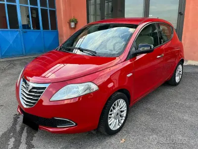 Begagnad Lancia Ypsilon Gold 69 HK (50 kW) 2013 Röd Halvkombi