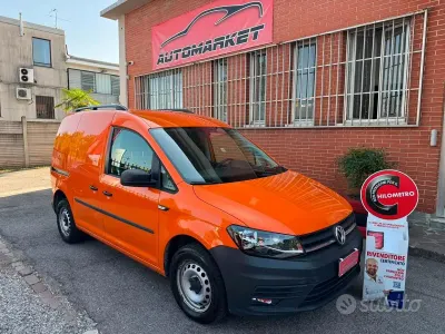 Usata VW Caddy Advance 102 CV (75 kW) 2020 Arancione Monovolume