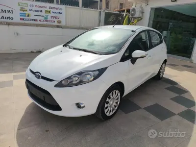Usata Ford Fiesta 70 CV (51 kW) 2012 Bianco Berlina
