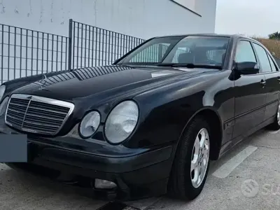Usata Mercedes E220 143 CV (105 kW) 2001 Bluazzurro Berlina