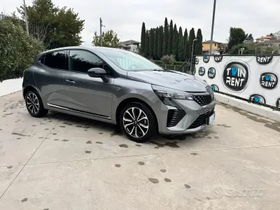 Używany Renault Clio V Techno 91 KM (66 kW) 2025 Szary Sedan/Limuzyna