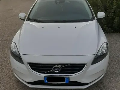 Usata Volvo V40 120 CV (88 kW) 2015 Bianco Berlina