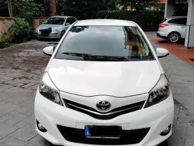 Usata Toyota Yaris Lounge 69 CV (50 kW) 2013 Utilitaria