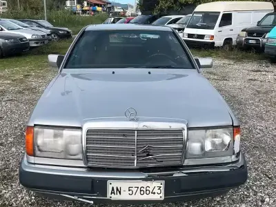 Usata Mercedes 200 122 CV (89 kW) 1992 Grigio Berlina