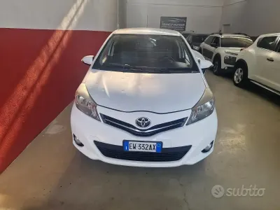 Usata Toyota Yaris Lounge 69 CV (50 kW) 2014 Bianco Utilitaria
