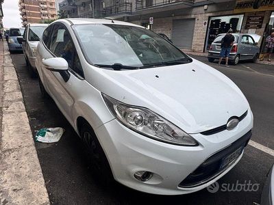 Usata Ford Fiesta 70 CV (51 kW) 2009 Bianco Utilitaria