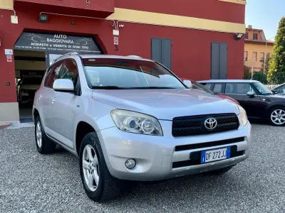 Usata Toyota RAV4 136 CV (100 kW) 2007 Argento SUV