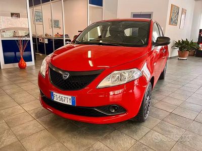 Usata Lancia Ypsilon Gold 69 CV (50 kW) 2018 Rosso Utilitaria