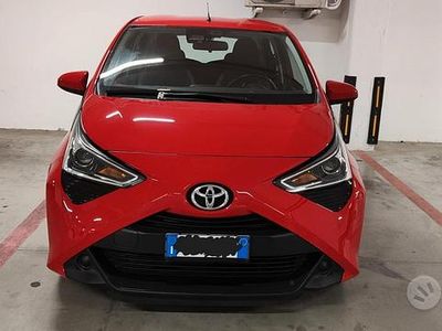 Begagnad Toyota Aygo X-play 72 HK (52 kW) 2019 Röd Halvkombi