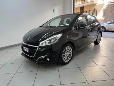 Gebraucht Peugeot 208 Allure 75 PS (55 kW) 2018 Schwarz Kleinwagen