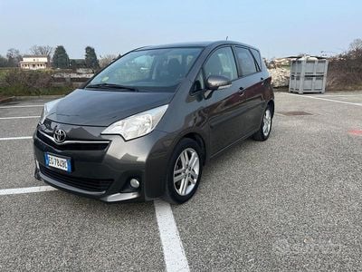 Usata Toyota Verso-S Active 99 CV (72 kW) 2011 Grigio Monovolume
